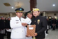 Bupati Lamongan Yuhronur Efendi saat melantik dan mengambil sumpah 60 pejabat administrator dan pengawas, Jumat (18/9/2026). (Dok. Ho/RadarBangsa.co.id)