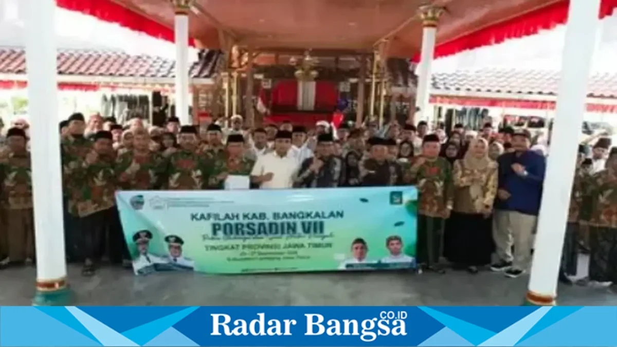 Bupati Bangkalan Lukman Hakim saat melepas kafilah Bangkalan yang akan mengikuti PORSADIN VII Tingkat Jawa Timur di Pendopo Agung Bangkalan, Jumat (25/9/2026). (Dok. Ho/RadarBangsa.co.id)