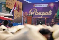 Bupati Pasuruan HM Rusdi Sutejo saat memberikan motivasi kepada mahasiswa baru Universitas Yudharta Pasuruan, Kamis (17/9/2026). (Dok. Ho/RadarBangsa.co.id)