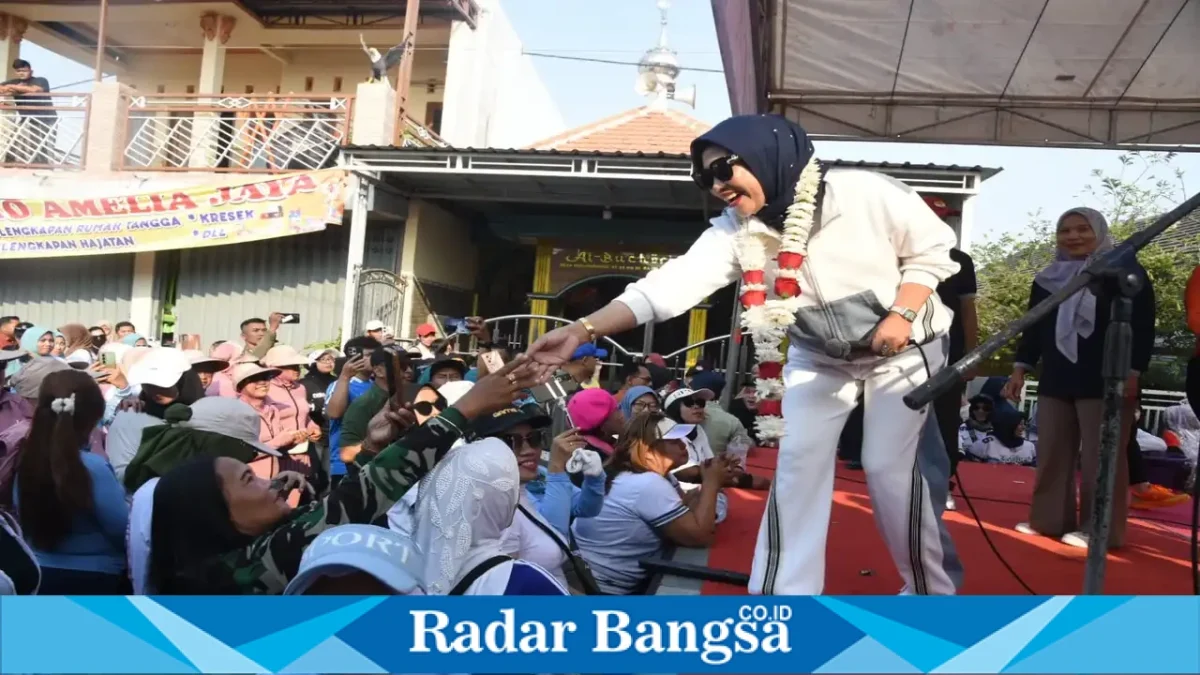 Wabup Sidoarjo Mimik Idayana bersama warga mengikuti CFD perdana sekaligus menikmati lapak UMKM di Desa Durungbedug, Sidoarjo, Minggu (20/9/2026). (Dok. Ho/RadarBangsa.co.id)