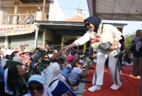 Wabup Sidoarjo Mimik Idayana bersama warga mengikuti CFD perdana sekaligus menikmati lapak UMKM di Desa Durungbedug, Sidoarjo, Minggu (20/9/2026). (Dok. Ho/RadarBangsa.co.id)