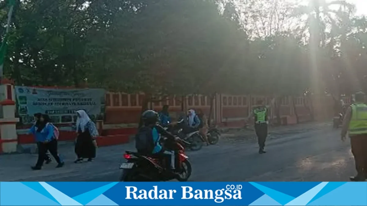 Personel Polsek Tikung melaksanakan Commander Wish Pagi untuk mengatur lalu lintas di wilayah Kecamatan Tikung, Lamongan, Rabu (23/9/2026). (Dok. Ho/RadarBangsa.co.id).