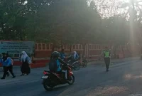 Personel Polsek Tikung melaksanakan Commander Wish Pagi untuk mengatur lalu lintas di wilayah Kecamatan Tikung, Lamongan, Rabu (23/9/2026). (Dok. Ho/RadarBangsa.co.id).