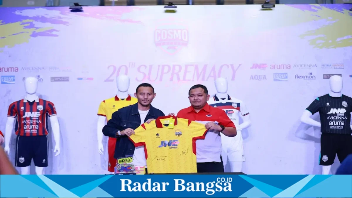 Cosmo JNE FC saat memperkenalkan skuad dan jersey baru di GOR POPKI Cibubur, Senin (24/8/2026). (Dok Ho/RadarBangsa.co.id)
