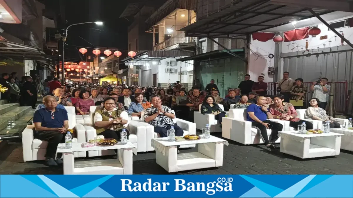 Wali Kota Semarang Agustina Wilujeng bersama pengurus Pokdarwis saat peluncuran Desa Wisata Krabat Pecinan di Semarang, Minggu (20/9/2026). (Dok. Ho/RadarBangsa.co.id)