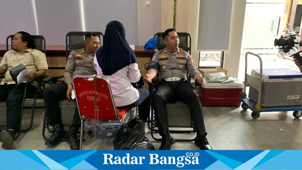 Peserta mengikuti kegiatan donor darah Satlantas Polres Lamongan dalam rangka HUT Lantas ke-71, Kamis (17/9). (Dok. Ho/RadarBangsa.co.id)
