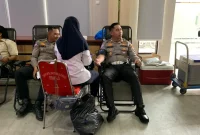 Peserta mengikuti kegiatan donor darah Satlantas Polres Lamongan dalam rangka HUT Lantas ke-71, Kamis (17/9). (Dok. Ho/RadarBangsa.co.id)