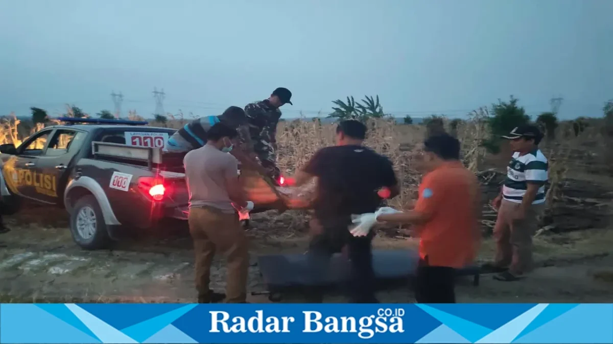 Petugas bersama tenaga medis melakukan penanganan terhadap warga yang ditemukan meninggal di Lamongan, Senin (28/9/2026). (Dok. Ho/RadarBangsa.co.id)