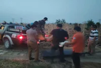 Petugas bersama tenaga medis melakukan penanganan terhadap warga yang ditemukan meninggal di Lamongan, Senin (28/9/2026). (Dok. Ho/RadarBangsa.co.id)