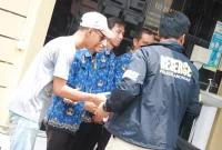 Kasat Reskrim Polres Lamongan AKP Adimas Firmansyah menyerahkan penghargaan kepada warga yang membantu mengamankan terduga pelaku curanmor, Kamis (17/9/2026). (Dok. Ho/RadarBangsa.co.id)