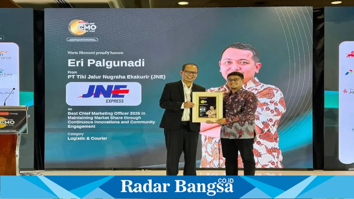 Eri Palgunadi JNE saat menerima Best CMO Award 2026 di Jakarta, Senin (31/8/2026). (Dok Ho/RadarBangsa.co.id)