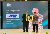 Eri Palgunadi JNE saat menerima Best CMO Award 2026 di Jakarta, Senin (31/8/2026). (Dok Ho/RadarBangsa.co.id)