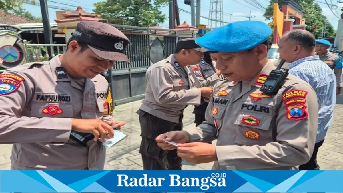 Propam Polres Lamongan saat melaksanakan Gaktibplin terhadap personel Polsek Tikung, Selasa (29/9/2026). (Dok. Ho/RadarBangsa.co.id)