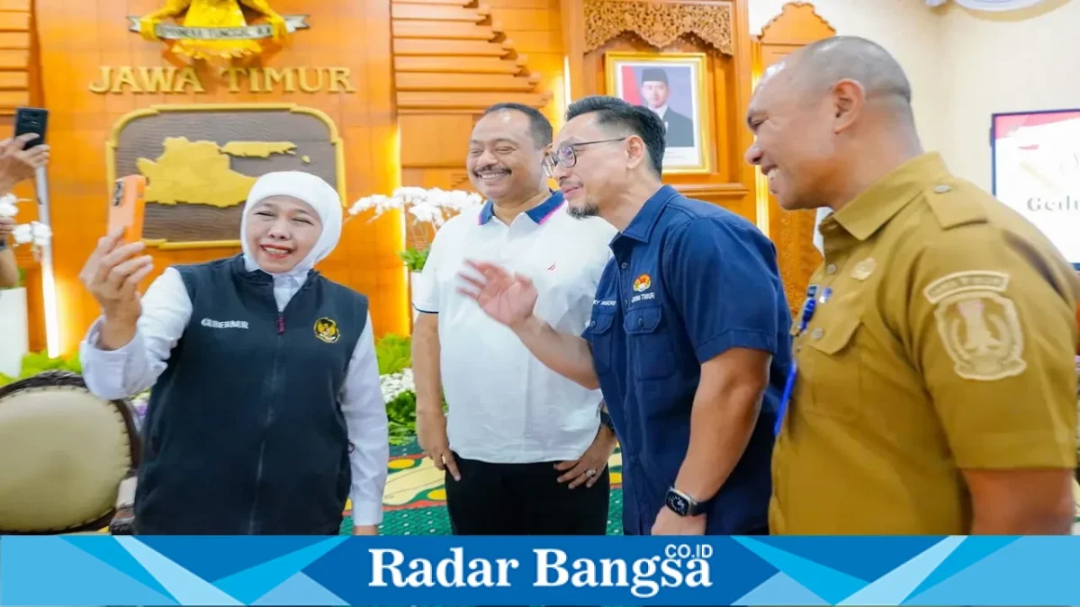 Gubernur Jawa Timur Khofifah Indar Parawansa saat menyapa atlet Jawa Timur Rahmat Erwin Abdullah dan Luluk Diana Tri Wijayana melalui sambungan video call dari Gedung Negara Grahadi Surabaya, Senin (28/9). (Dok. Ho/RadarBangsa.co.id)