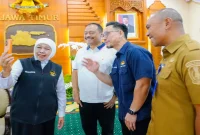 Gubernur Jawa Timur Khofifah Indar Parawansa saat menyapa atlet Jawa Timur Rahmat Erwin Abdullah dan Luluk Diana Tri Wijayana melalui sambungan video call dari Gedung Negara Grahadi Surabaya, Senin (28/9). (Dok. Ho/RadarBangsa.co.id)