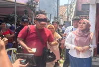 Lia Istifhama menyampaikan keterangan terkait gugatan wanprestasi yang melibatkan ibunya di Surabaya. (Dok. Ho/RadarBangsa.co.id)