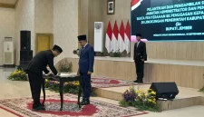 Bupati Jember Muhammad Fawait saat melantik pejabat administrator, pengawas, dan menyerahkan SK penugasan Kepala Puskesmas di Pendopo Wahyawibawagraha, Rabu (16/9/2026).
