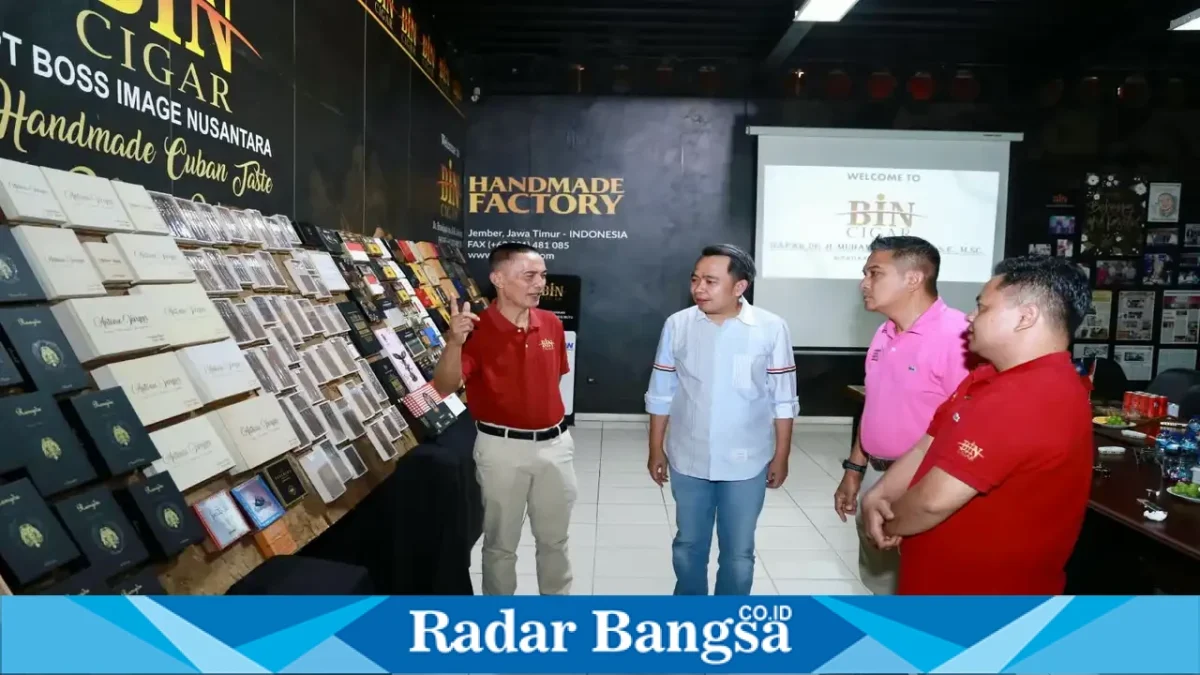 Bupati Jember Gus Fawait saat meninjau PT Bin Cigar, salah satu produsen cerutu di Jember, Sabtu (19/9/2026). (Dok. Ho/RadarBangsa.co.id)