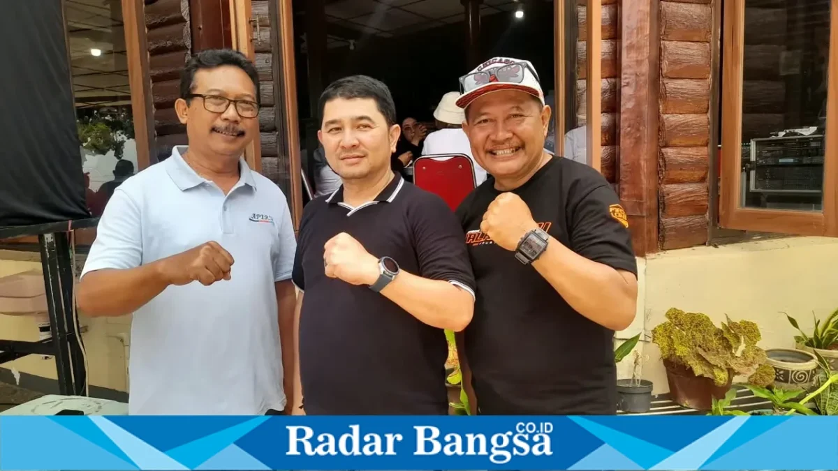 Asik Pamilu Hadi (kiri), Deddy Indra Setiawan (tengah), dan M. Rofik (kanan) dalam Developer Gathering Apersi Jember Raya di Rembangan Hotel, Jember, Rabu (23/9/2026). (Dok. Ho/RadarBangsa.co.id)