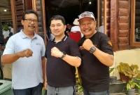 Asik Pamilu Hadi (kiri), Deddy Indra Setiawan (tengah), dan M. Rofik (kanan) dalam Developer Gathering Apersi Jember Raya di Rembangan Hotel, Jember, Rabu (23/9/2026). (Dok. Ho/RadarBangsa.co.id)