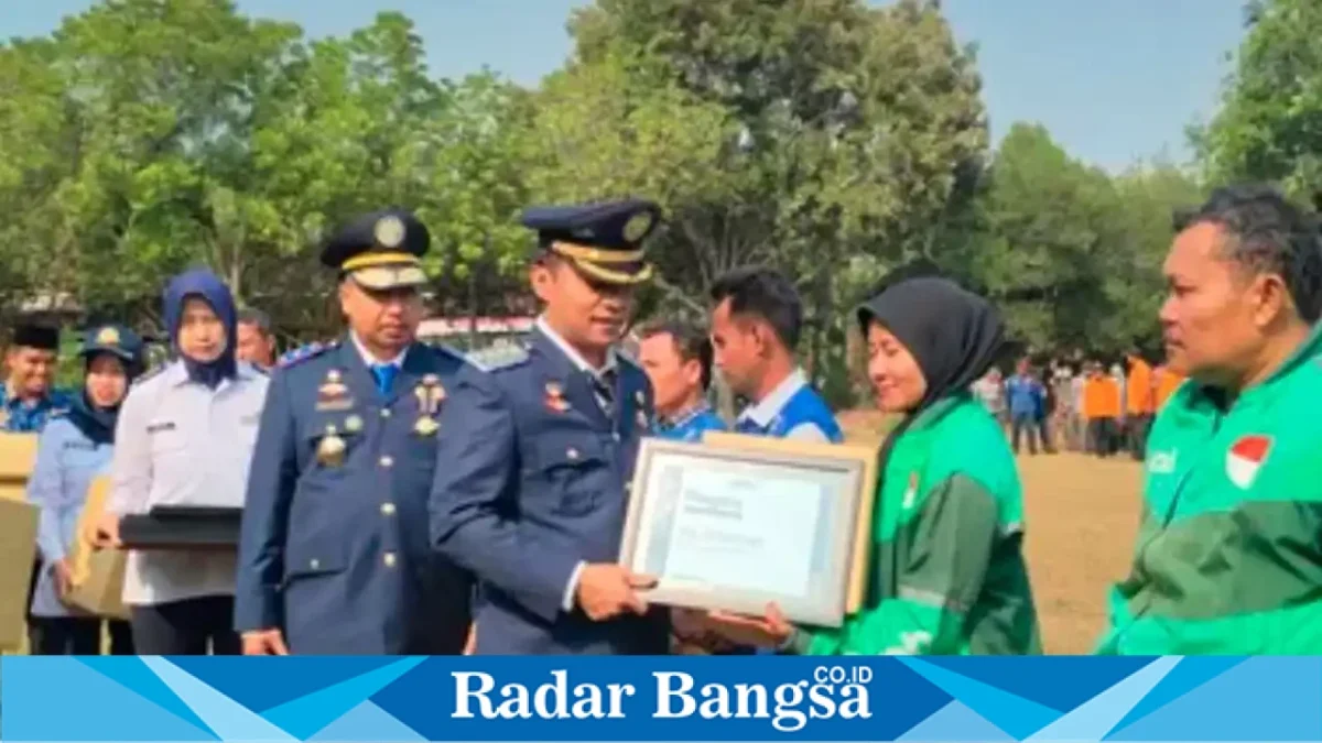 Pemberian penghargaan kepada insan transportasi dalam peringatan Harhubnas 2026 di Lapangan Pemkab Bangkalan, Kamis (17/9/2026). (Dok. Ho/RadarBangsa.co.id)