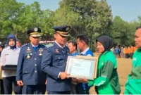 Pemberian penghargaan kepada insan transportasi dalam peringatan Harhubnas 2026 di Lapangan Pemkab Bangkalan, Kamis (17/9/2026). (Dok. Ho/RadarBangsa.co.id)