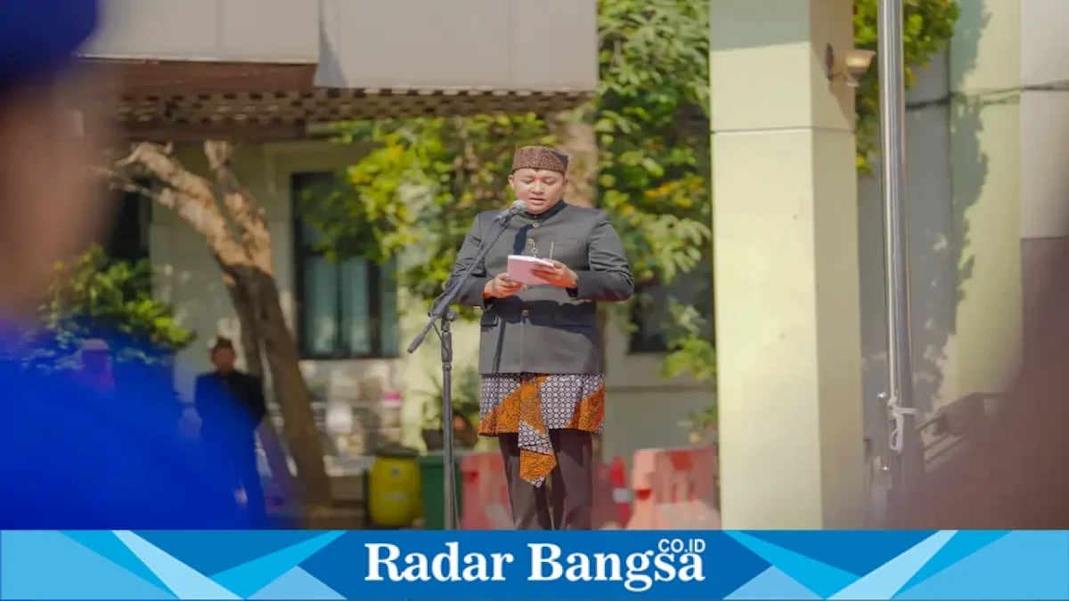 Bupati Pasuruan H.M. Rusdi Sutejo saat memimpin upacara Hari Jadi Kabupaten Pasuruan ke-1097 di Kompleks Perkantoran Raci, Jumat (18/9/2026). (Dok. Ho/RadarBangsa.co.id)