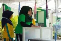 Ning Lia berinteraksi dengan para santri dalam Harlah ke-20 Pondok Pesantren Modern Al-Fatimah di Bojonegoro, Minggu (13/9/2026). (Dok. Ho/RadarBangsa.co.id)