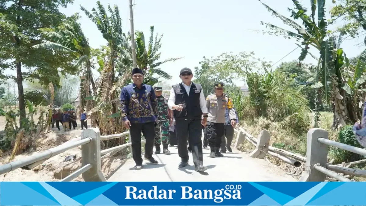 Bupati Lamongan Yuhronur Efendi melakukan monitoring rencana pembangunan Embung Dungpawon dan rekonstruksi Jembatan Talunrejo, Kamis (24/9/2026). (Dok. Ho/RadarBangsa.co.id)