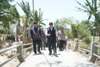 Bupati Lamongan Yuhronur Efendi melakukan monitoring rencana pembangunan Embung Dungpawon dan rekonstruksi Jembatan Talunrejo, Kamis (24/9/2026). (Dok. Ho/RadarBangsa.co.id)