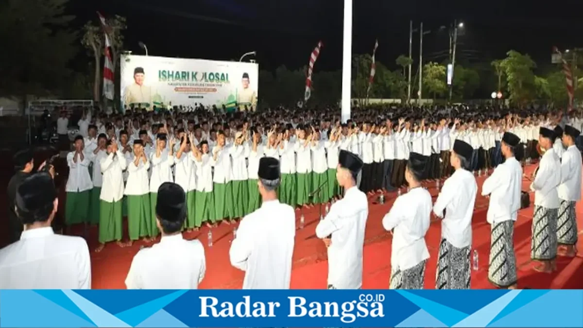 Peserta ISHARI Kolosal Kabupaten Pasuruan saat melantunkan sholawat dan mengikuti gerakan khas ISHARI di Halaman Kantor Bupati Pasuruan, Jumat (25/9/2026) malam. (Dok. Ho/RadarBangsa.co.id)