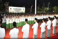 Peserta ISHARI Kolosal Kabupaten Pasuruan saat melantunkan sholawat dan mengikuti gerakan khas ISHARI di Halaman Kantor Bupati Pasuruan, Jumat (25/9/2026) malam. (Dok. Ho/RadarBangsa.co.id)