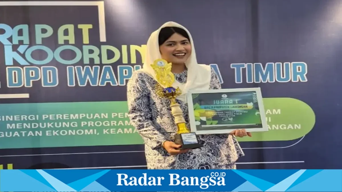 Wakil Ketua IWAPI Lamongan Cana Antyanta Dias Dirham Aksara menerima penghargaan Juara 1 IWAPI Teladan Tahun 2026 dalam Rakorda DPD IWAPI Jawa Timur di Gedung De Javasche Bank, Surabaya, Kamis (24/9). (Dok. Ho/RadarBangsa.co.id)
