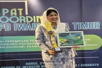 Wakil Ketua IWAPI Lamongan Cana Antyanta Dias Dirham Aksara menerima penghargaan Juara 1 IWAPI Teladan Tahun 2026 dalam Rakorda DPD IWAPI Jawa Timur di Gedung De Javasche Bank, Surabaya, Kamis (24/9). (Dok. Ho/RadarBangsa.co.id)