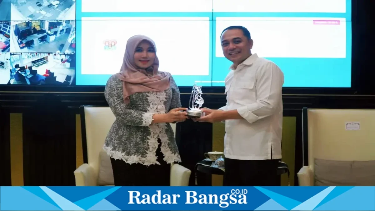 Ning Lia menyerahkan penghargaan kepada Wali Kota Surabaya Eri Cahyadi dalam sebuah kegiatan di Surabaya. (Dok. Ho/RadarBangsa.co.id)