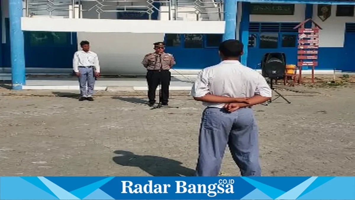 Kapolsek Laren AKP Anang Purwo Widodo saat menjadi inspektur upacara di SMA Muhammadiyah 11 Laren, Senin (21/9/2026). (Dok. Polsek Laren)