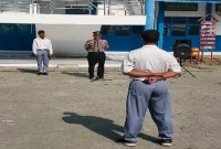 Kapolsek Laren AKP Anang Purwo Widodo saat menjadi inspektur upacara di SMA Muhammadiyah 11 Laren, Senin (21/9/2026). (Dok. Polsek Laren)