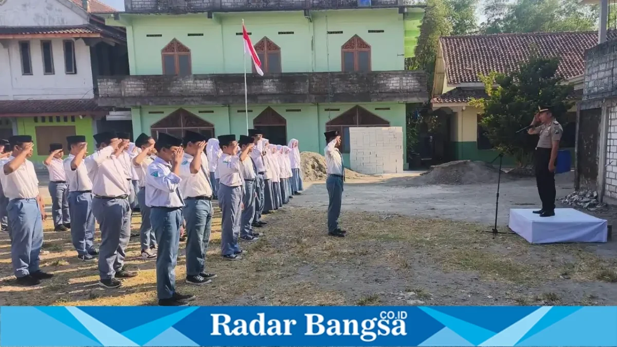 Kapolsek Tikung IPTU Fahrur Rozi saat menjadi inspektur upacara Police Goes to School di SMK Al-Futuh, Lamongan, Senin (21/9/2026). (Dok. Ho/RadarBangsa.co.id)