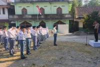 Kapolsek Tikung IPTU Fahrur Rozi saat menjadi inspektur upacara Police Goes to School di SMK Al-Futuh, Lamongan, Senin (21/9/2026). (Dok. Ho/RadarBangsa.co.id)