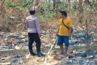 Polisi melakukan patroli dan memberikan imbauan pencegahan Karhutla kepada warga di kawasan hutan Desa Gampangsejati, Kecamatan Laren, Lamongan, Kamis (24/9/2026). (Dok. Ho/RadarBangsa.co.id)