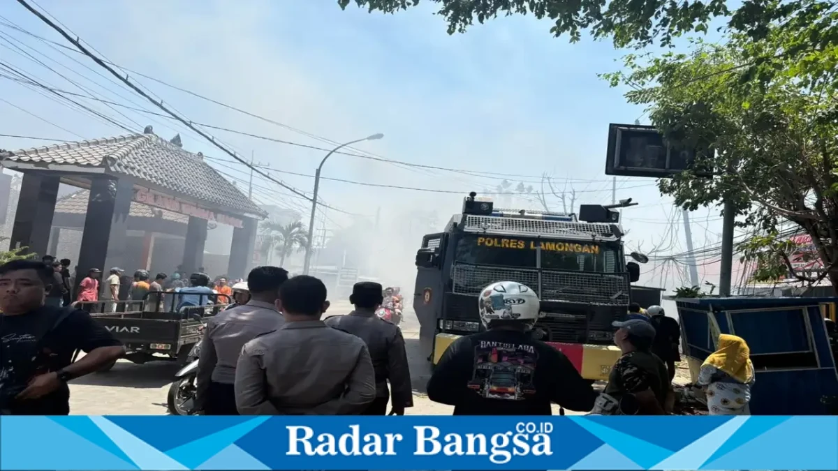 Petugas melakukan pemadaman kebakaran gudang rosokan di Jalan Pahlawan, Kelurahan Sukomulyo, Lamongan, Minggu (27/9/2026). (Dok. Ho/RadarBangsa.co.id)