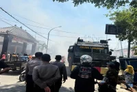 Petugas melakukan pemadaman kebakaran gudang rosokan di Jalan Pahlawan, Kelurahan Sukomulyo, Lamongan, Minggu (27/9/2026). (Dok. Ho/RadarBangsa.co.id)