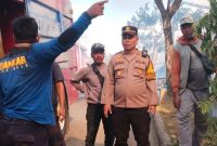 Kapolsek Kembangbahu IPTU Sono, SH., dan Tim gabungan melakukan penanganan dan pembasahan setelah kebakaran melanda Pabrik PT YWI di Kecamatan Kembangbahu, Lamongan, Jumat (25/9/2026). (Dok. Ho/RadarBangsa.co.id)