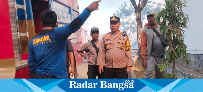 Kapolsek Kembangbahu IPTU Sono, SH., dan Tim gabungan melakukan penanganan dan pembasahan setelah kebakaran melanda Pabrik PT YWI di Kecamatan Kembangbahu, Lamongan, Jumat (25/9/2026). (Dok. Ho/RadarBangsa.co.id)