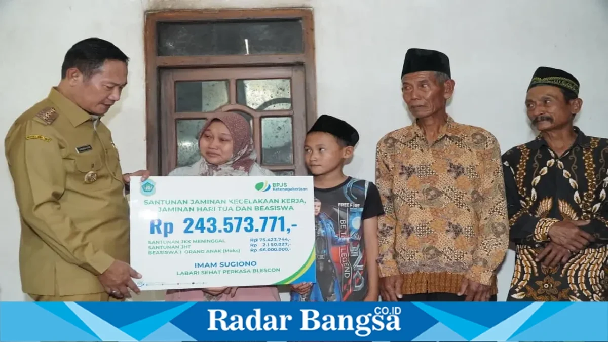 Bupati Yuhronur Efendi saat bersilaturahmi dan menyerahkan santunan kepada keluarga korban kecelakaan kerja di Lamongan, Selasa (22/9).
