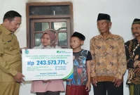 Bupati Yuhronur Efendi saat bersilaturahmi dan menyerahkan santunan kepada keluarga korban kecelakaan kerja di Lamongan, Selasa (22/9).