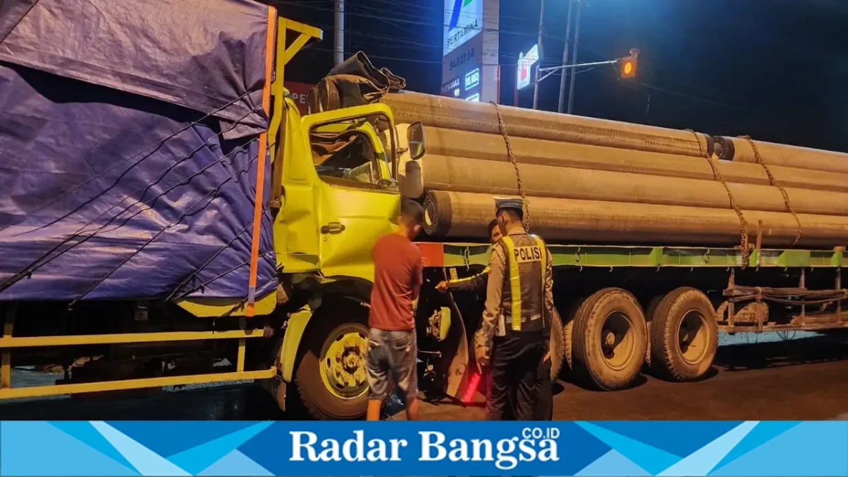 Petugas melakukan evakuasi dan pengamanan lokasi kecelakaan beruntun di Jalan Lamongan-Deket sekitar SPBU Desa Pandanpancur, Kecamatan Deket, Sabtu (26/9/2026). (Dok. Ho/RadarBangsa.co.id)