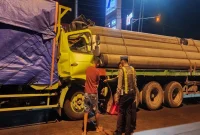 Petugas melakukan evakuasi dan pengamanan lokasi kecelakaan beruntun di Jalan Lamongan-Deket sekitar SPBU Desa Pandanpancur, Kecamatan Deket, Sabtu (26/9/2026). (Dok. Ho/RadarBangsa.co.id)