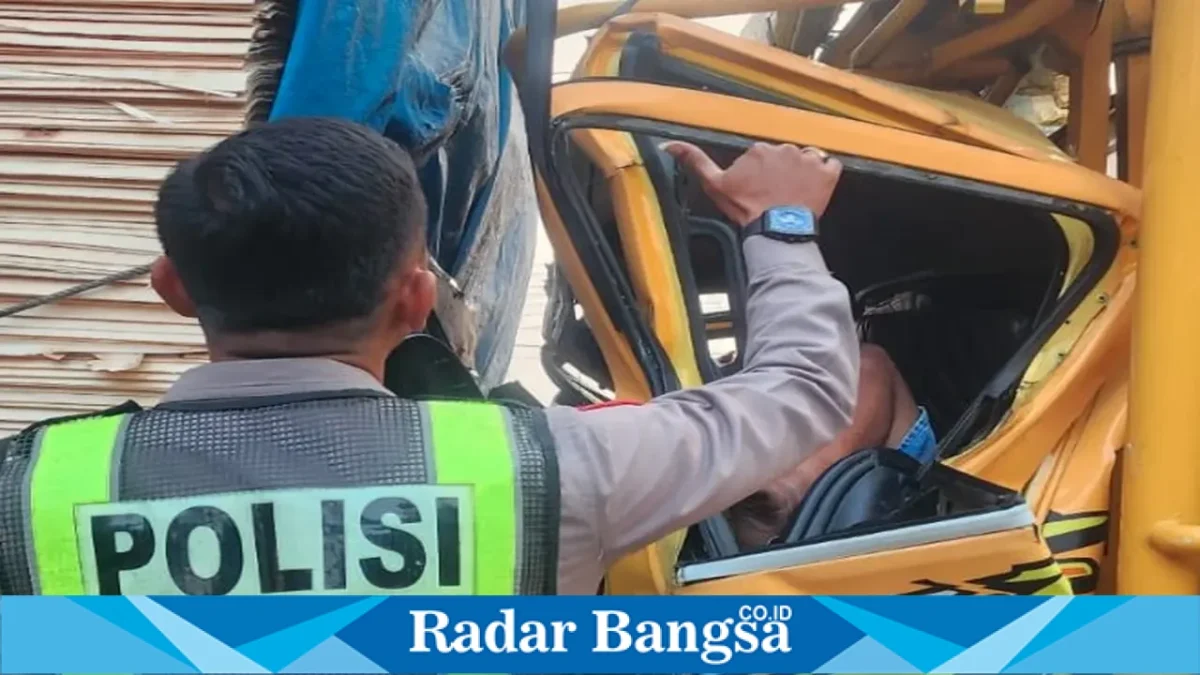 Petugas Satlantas Polres Lamongan menangani kecelakaan truk di Jalan Deket–Lamongan, Desa Pandanpancur, Selasa (29/9/2026). (Dok. Ho/RadarBangsa.co.id)