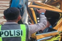 Petugas Satlantas Polres Lamongan menangani kecelakaan truk di Jalan Deket–Lamongan, Desa Pandanpancur, Selasa (29/9/2026). (Dok. Ho/RadarBangsa.co.id)